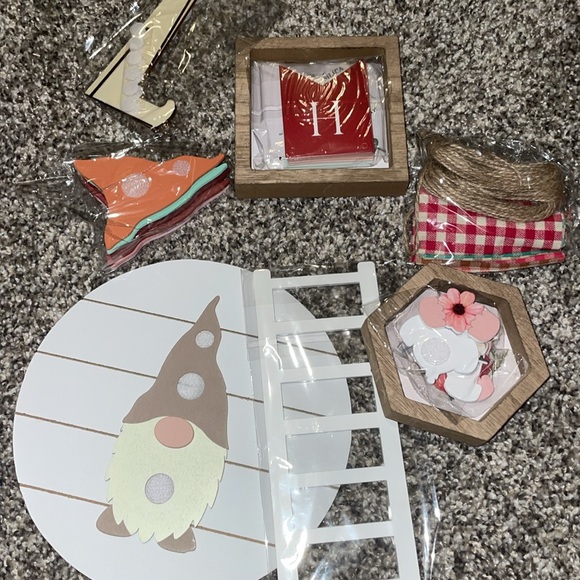 Gnome changeable decor set, decorate 6 different ways - Picture 3 of 4
